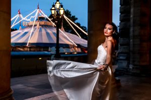 Lebhaftes Portrait einer jungen Frau tanzend im weißen Ballkleid