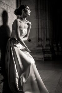 Elegantes Schwarz-Weiß Portrait einer Frau im Ballkleid im Wiener Rathaus