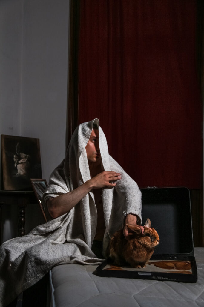 Ausdrucksstarke Künstlerportraits in Wien: Editorial Fotografie mit dramatischer Lichtsetzung, inszenierte Figur und surrealer Hase als erzählerisches Element